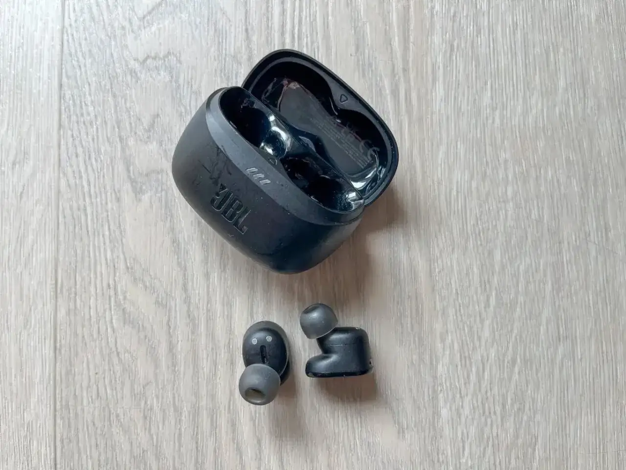 Jak długo ładować słuchawki bezprzewodowe JBL, aby uniknąć problemów?