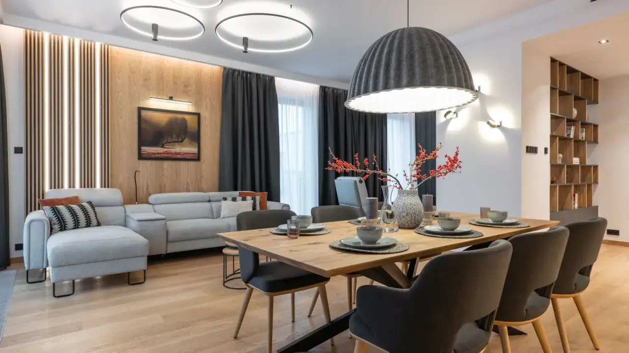 Ściana za kanapą: 7 pomysłów na efektowną metamorfozę salonu