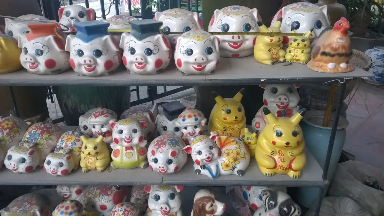 Urocze skarbonki w kształcie świnek i Pikachu, idealne pamiątki, co przywieźć z Wietnamu.