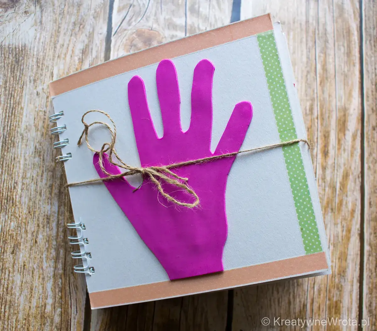 Jak zrobić książeczkę sensoryczną? Poradnik DIY dla rodziców