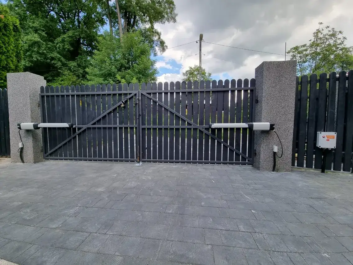 Jak zamontować siłownik do bramy – uniknij najczęstszych błędów