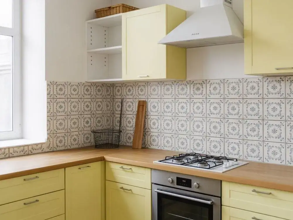 Stare płytki w kuchni? Odmień je bez kucia! 7 sprawdzonych metod