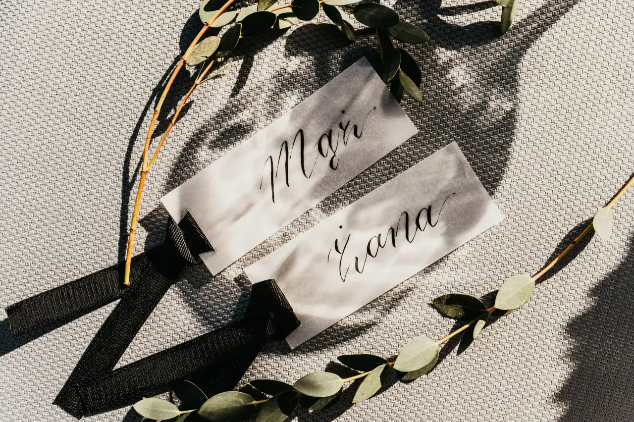 Jak usadzić gości na weselu, aby uniknąć konfliktów i zapewnić radość