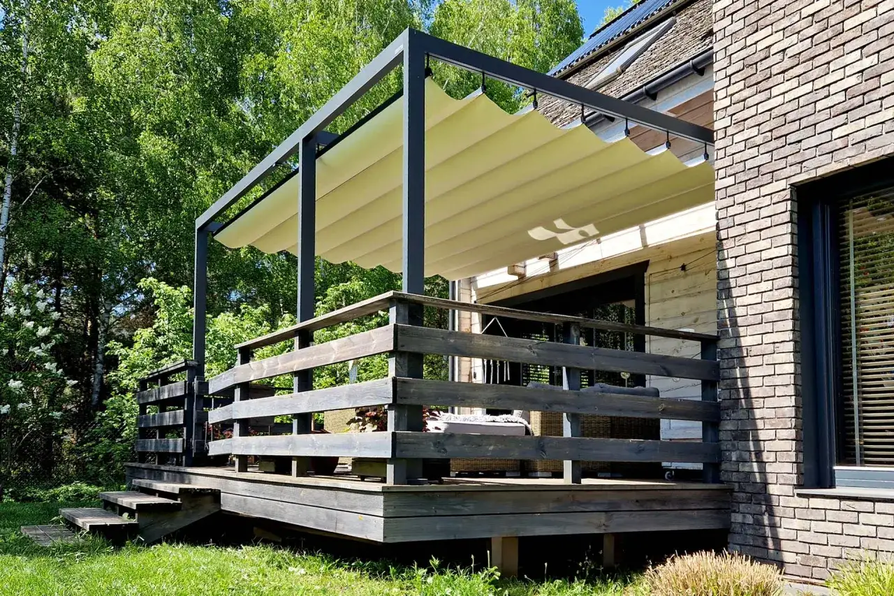 Nowy taras z pergolą przy starym domu. Dobudowa tarasu do starego domu pozwolenie było kluczowe.