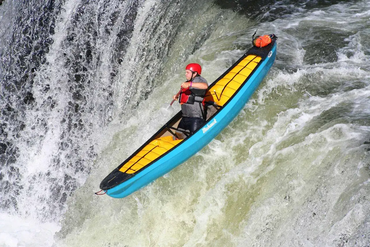 Kajakarstwo ekstremalne: jak uniknąć niebezpieczeństw i cieszyć się przygodą