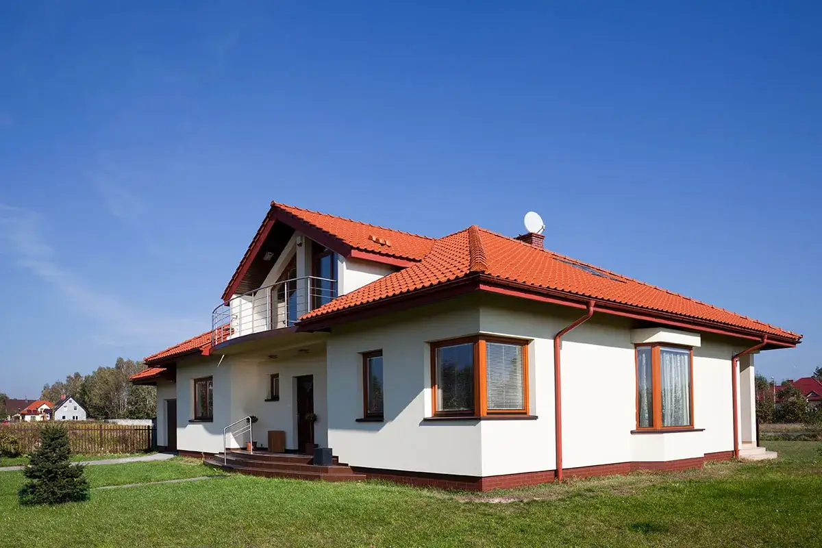 Czym malować dom na zewnątrz? Wybierz farby i narzędzia, które działają!