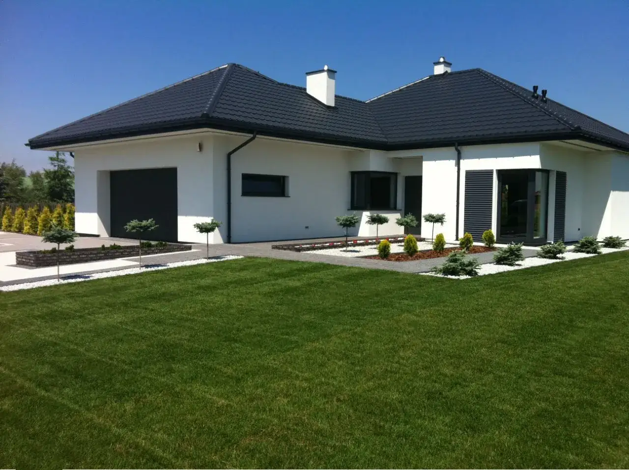 Idealne elewacje do szarego dachu – uniknij najczęstszych błędów