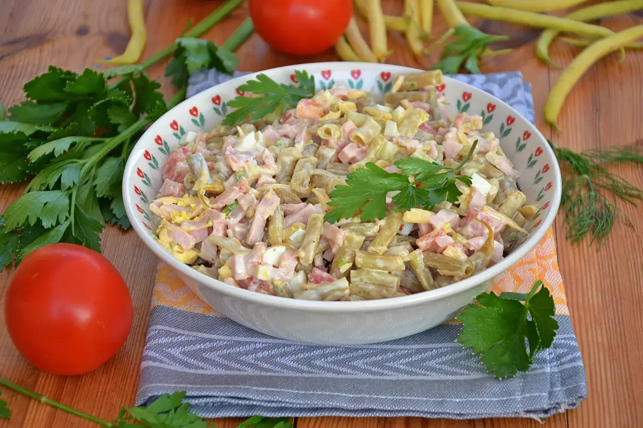 Sałatka z fasolki szparagowej z szynką i jajkiem. Świetny pomysł, co zrobić z ugotowanej fasolki szparagowej!