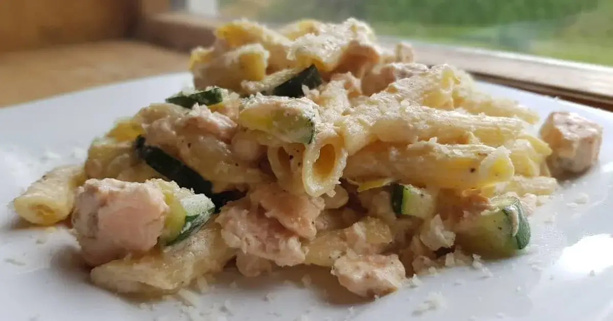 Penne z łososiem w sosie śmietanowym - szybki i pyszny przepis na obiad