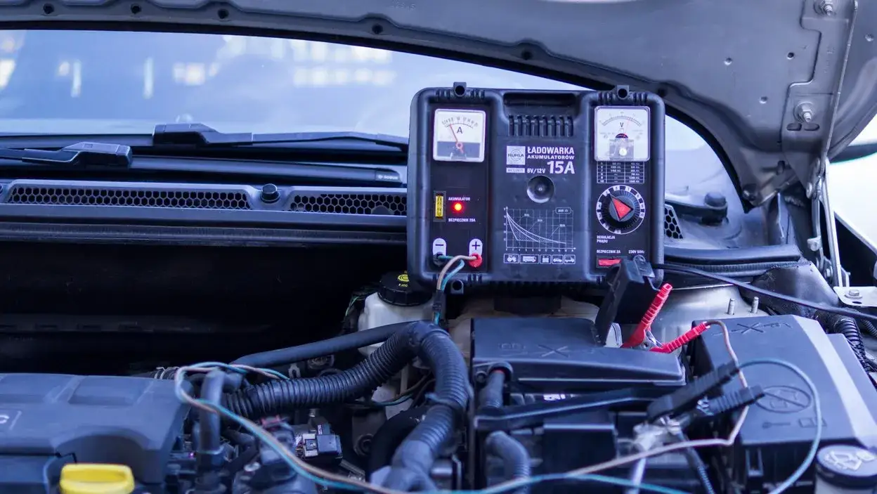 Jaki prostownik wybrać, aby uniknąć problemów z akumulatorem?