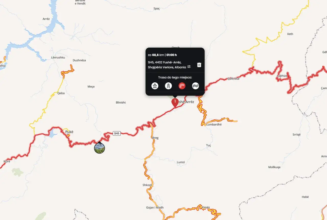 Planowanie trasy motocyklowej przez górzyste tereny Albanii, z zaznaczoną drogą SH5 i punktem docelowym Fushë-Arrëz.