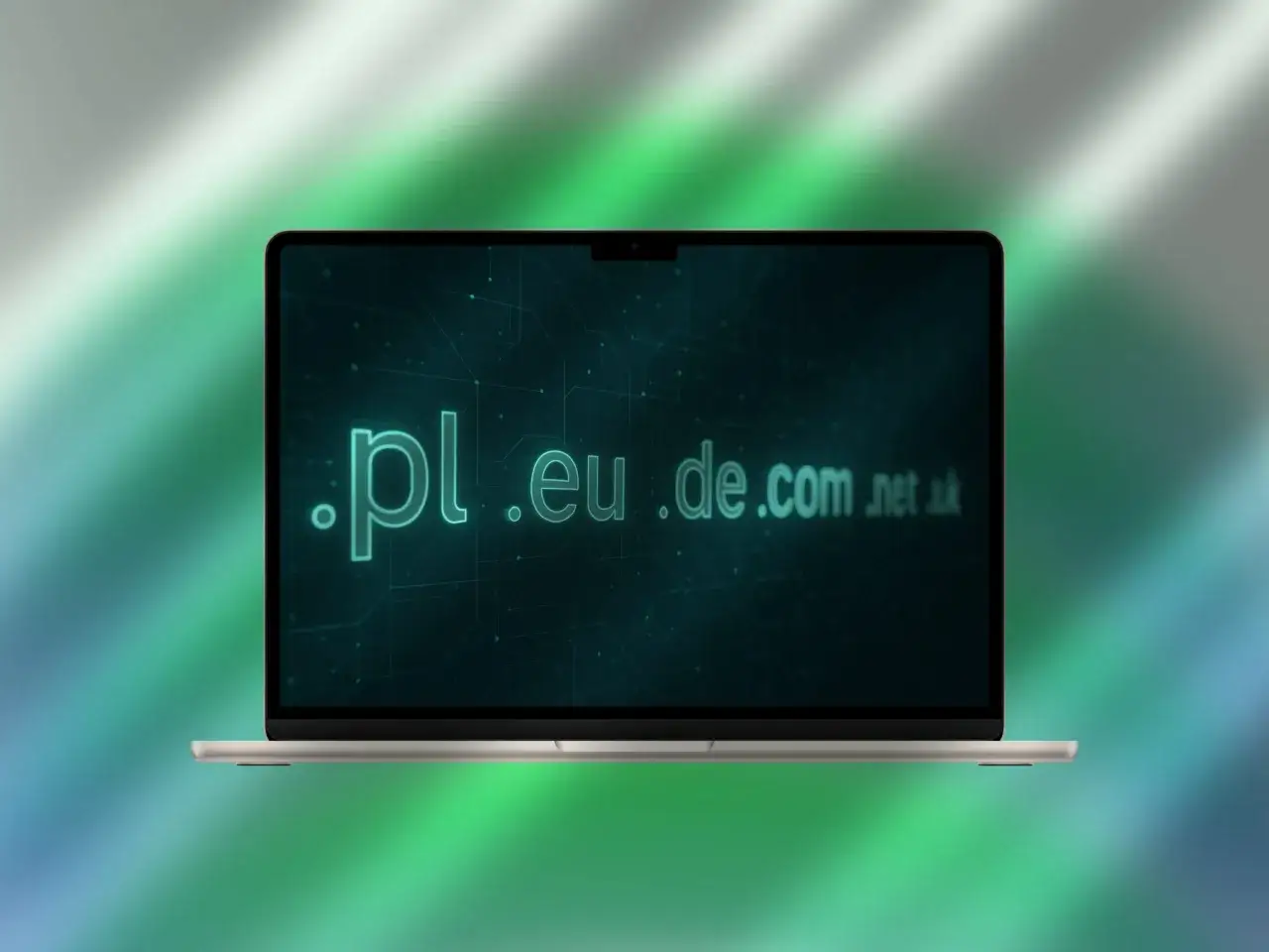 Laptop z wyświetlonymi domenami internetowymi: .pl, .eu, .de, .com, .net, .uk.