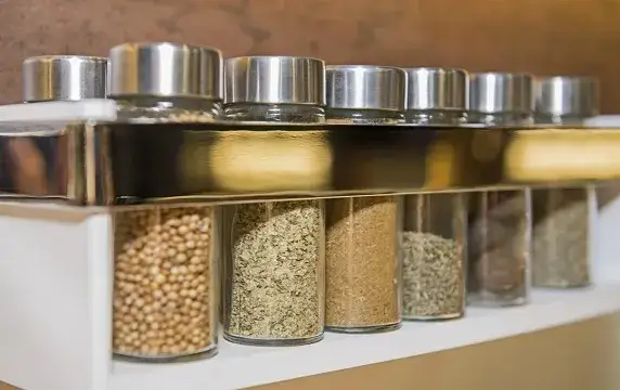 Jak przechowywać przyprawy w szufladzie, aby zachować ich świeżość