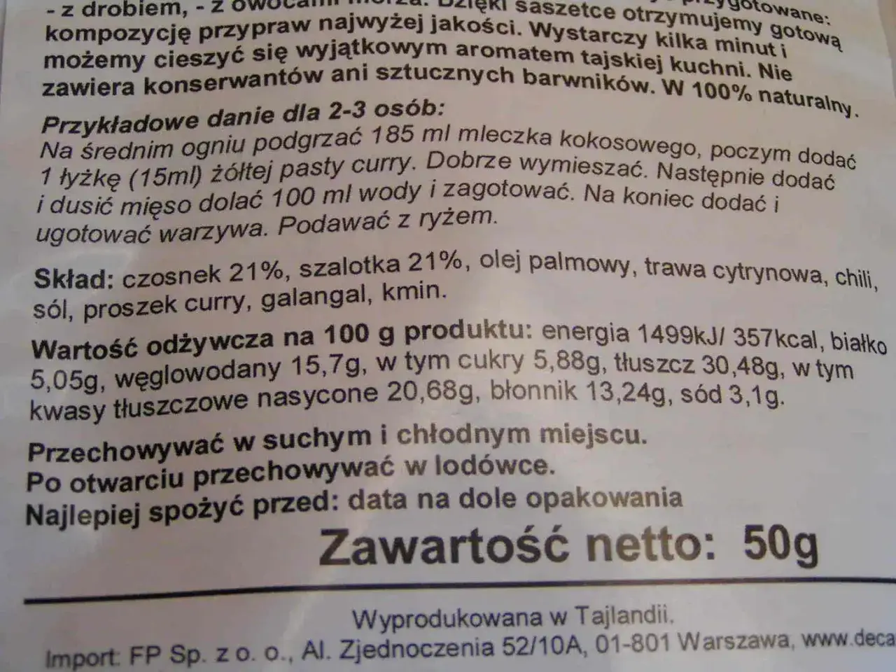 Żółta pasta curry w słoiku, składniki i wartości odżywcze.