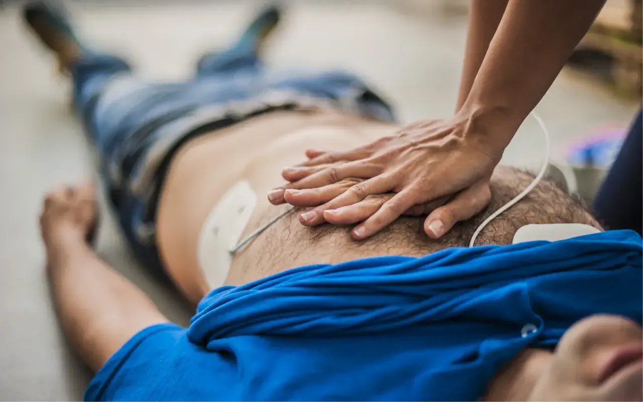 Kiedy użyć defibrylatora? Kluczowe informacje ratujące życie