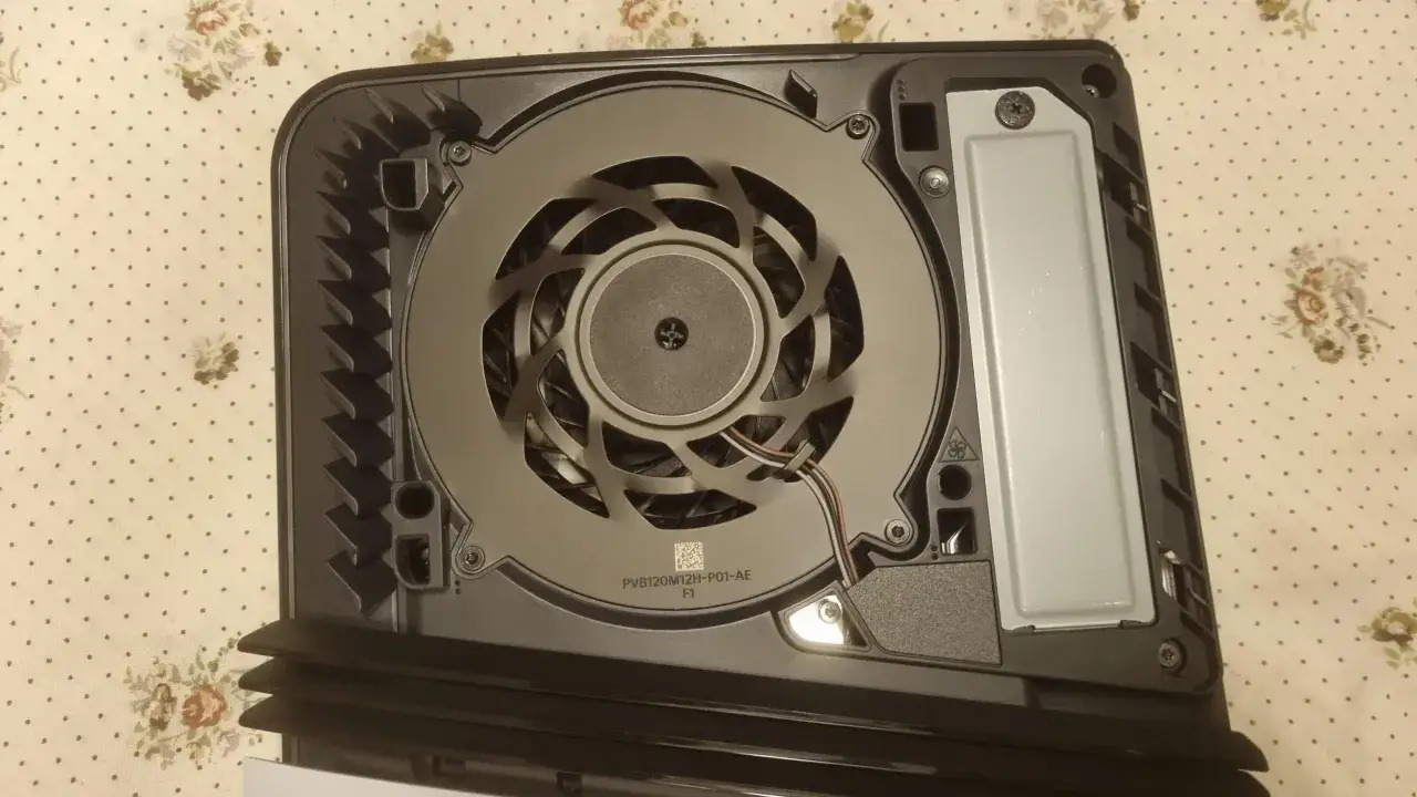 Wentylator konsoli PlayStation 5. Czy czyszczenie laptopa sprężonym powietrzem może uszkodzić wentylator? Uważaj, by nie obracać łopatek zbyt szybko.