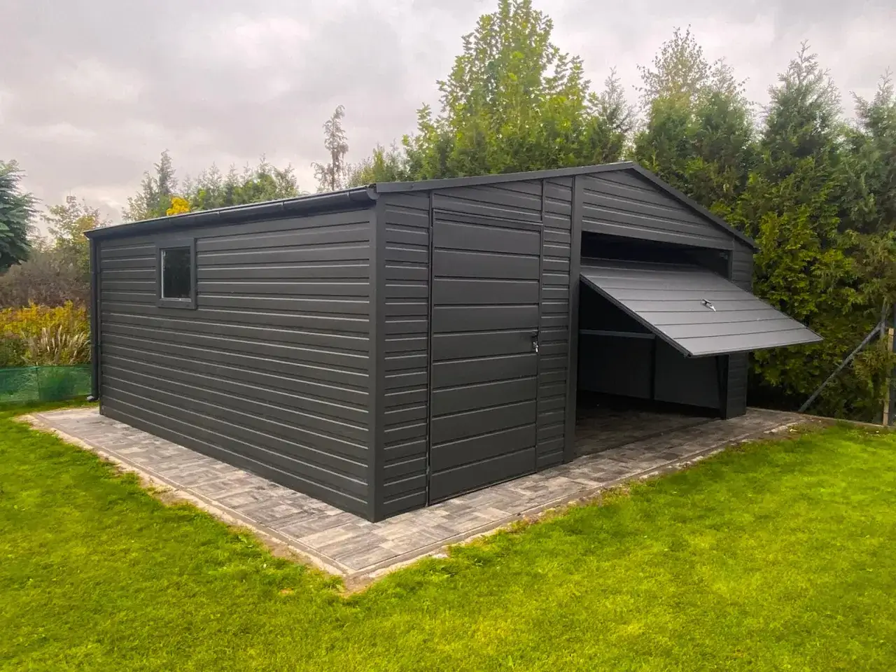 Garaż blaszany ile od granicy działki? Sprawdź przepisy i wyjątki