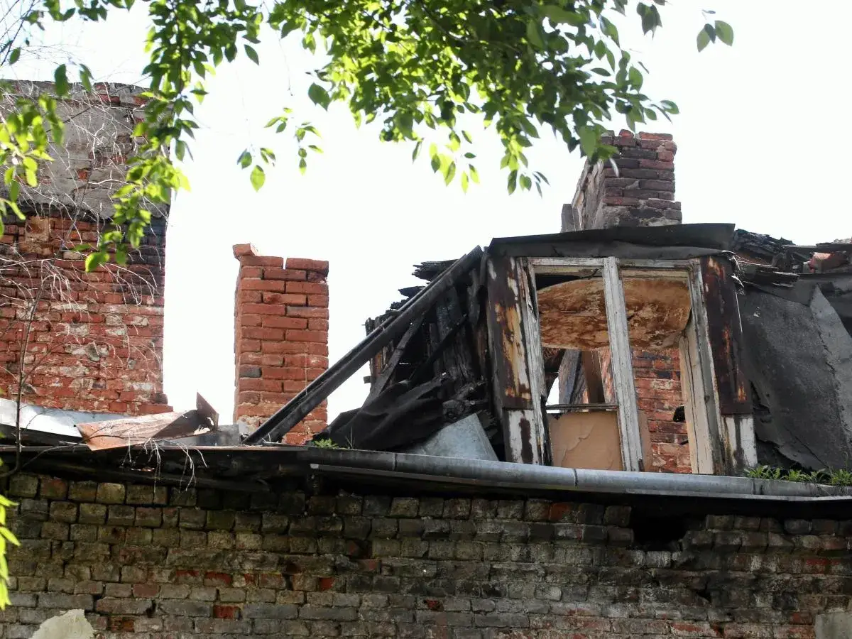 Budynek grozi zawaleniem? Poznaj procedury i uniknij kosztów
