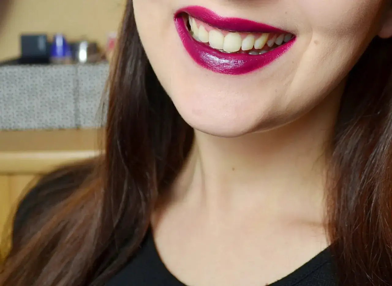 Jakie kolory szminki wybielają zęby i poprawiają uśmiech?