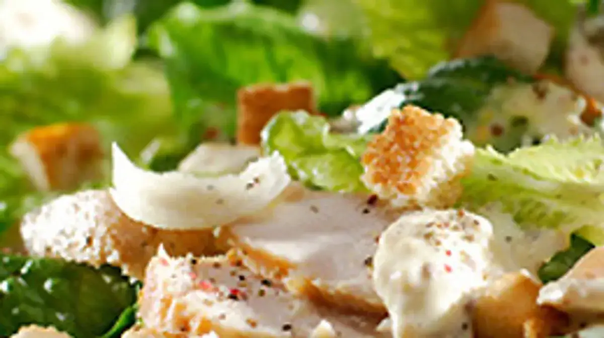 Jaki sos do sałatki cezar? Odkryj idealny przepis na dressing