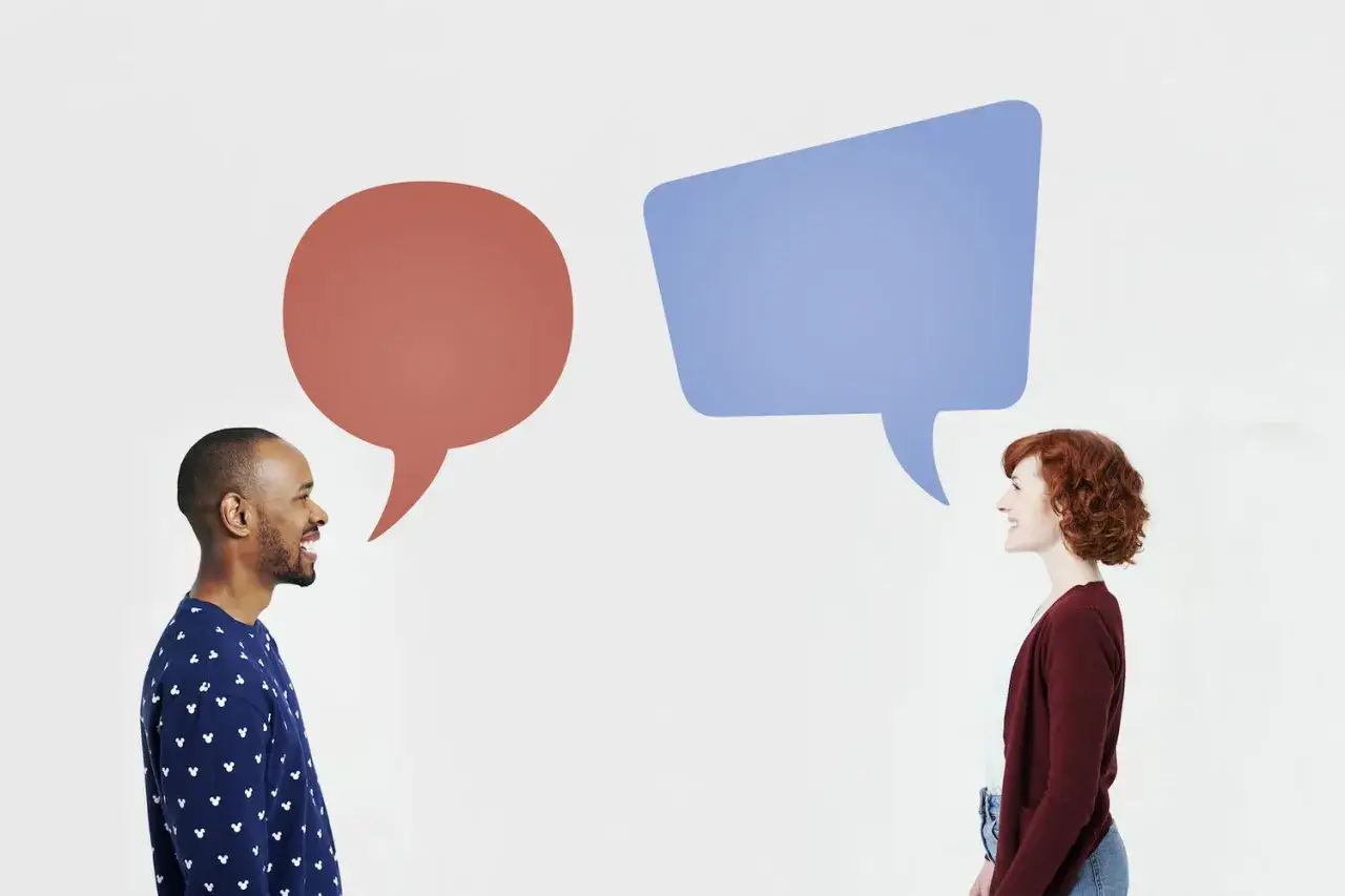 Mężczyzna i kobieta rozmawiają, nad nimi dymki dialogowe.