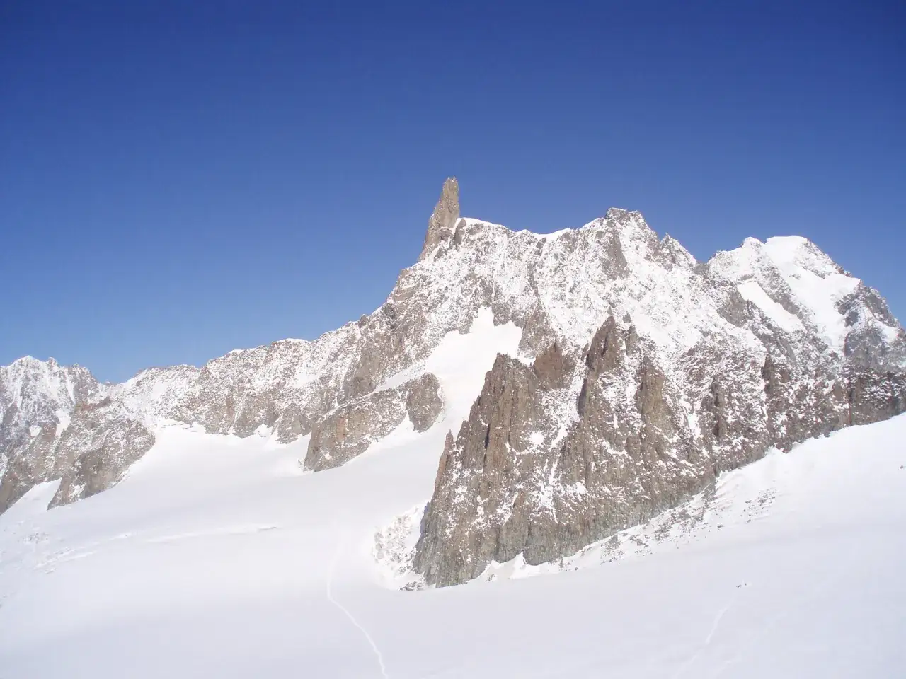 Majestatyczny, ośnieżony najwyższy szczyt Alp, Mont Blanc, góruje nad lodowcem w słoneczny dzień.
