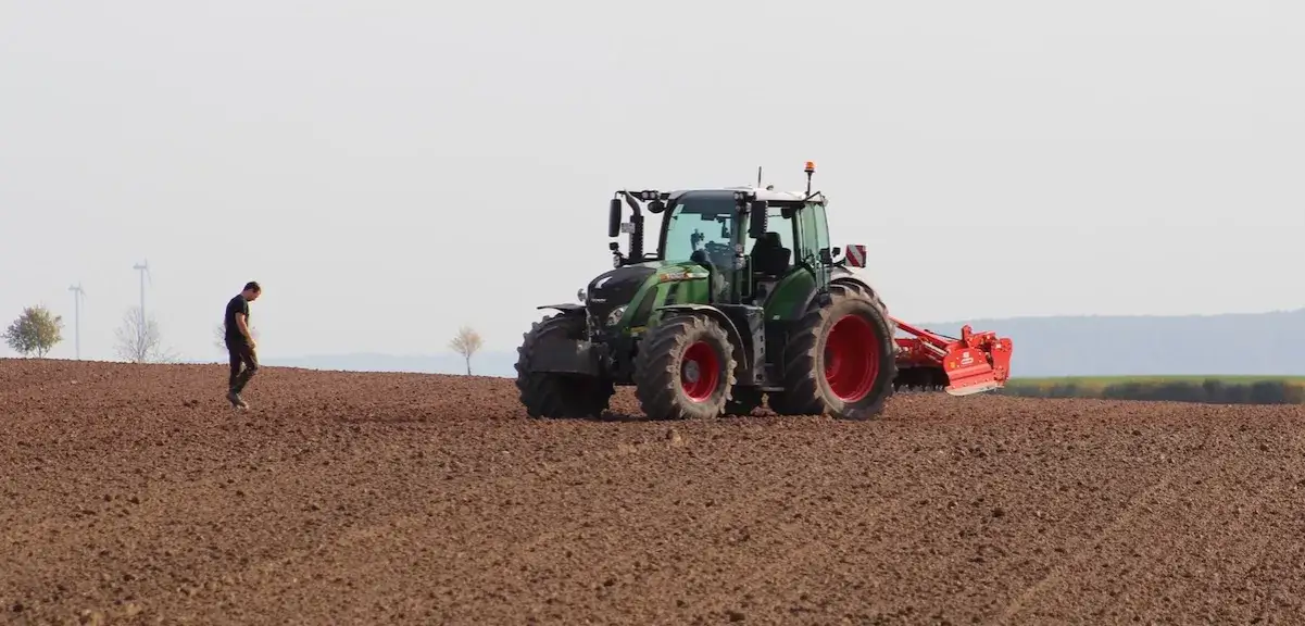 Czy rolnik może zatrudnić pracownika? Poznaj ważne przepisy i obowiązki