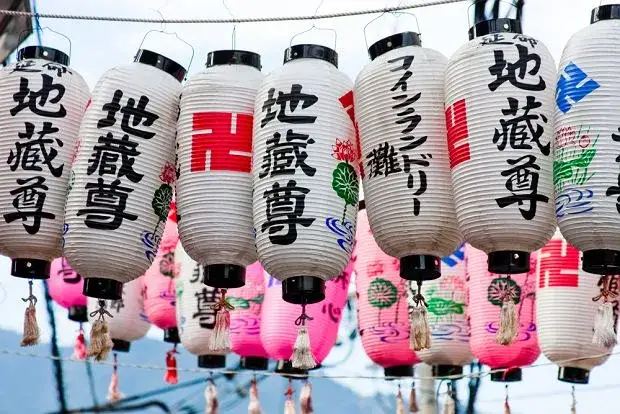 Jak świat czci zmarłych? Od fiesty w Meksyku po lampiony w Japonii