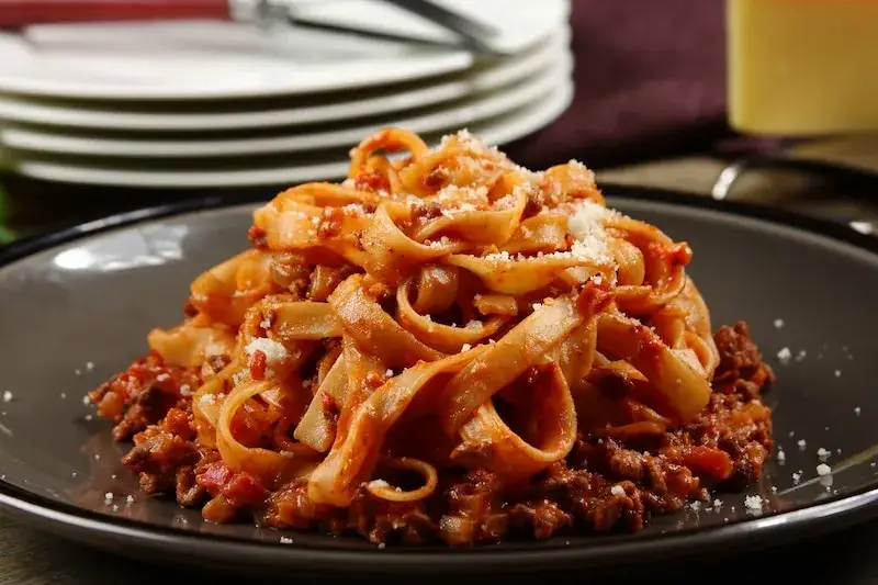 Spaghetti bolognese z winem: sekret mistrzowskiego smaku ragù?