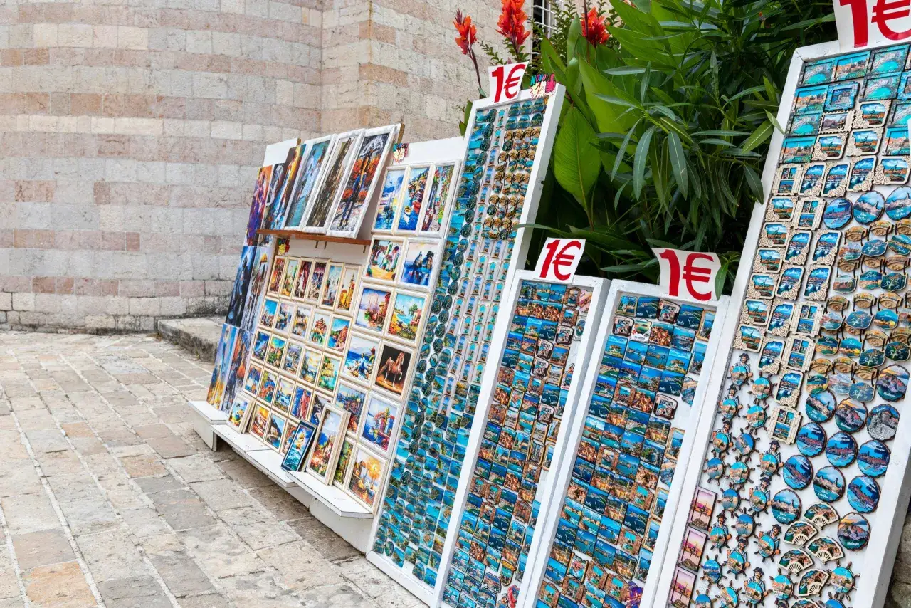 Stoisko z pamiątkami, magnesami i obrazkami. Idealne miejsce, by znaleźć coś, co warto przywieźć z Czarnogóry.
