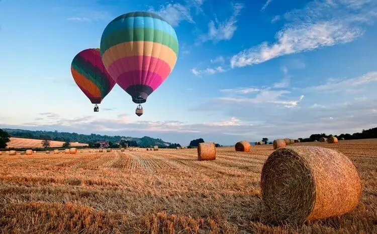 Ile kosztuje lot balonem? Poznaj ceny i ukryte koszty w Polsce