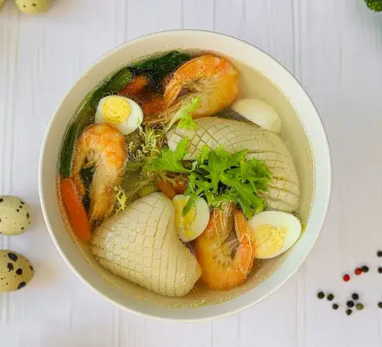 Jakie zupy przy refluksie? Sprawdź, co zjeść bez zgagi