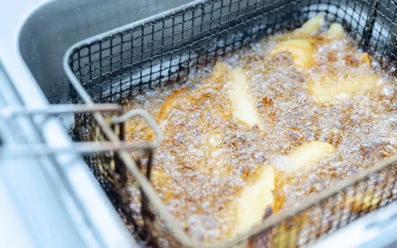 Jak sprawdzić temperaturę oleju bez termometru? 4 domowe triki!