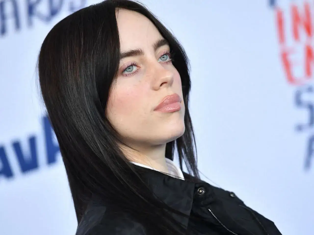 Billie Eilish z błękitnymi oczami i czarnymi włosami. Zastanawiasz się, ile kosztuje bilet na koncert Billie Eilish?