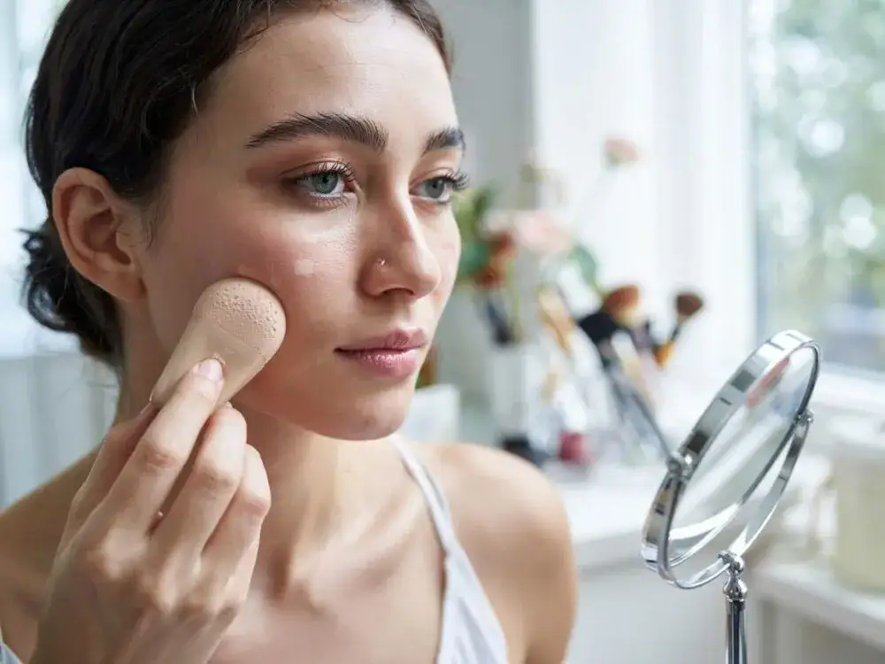 Jak perfekcyjnie używać gąbki do makijażu? Poradnik krok po kroku
