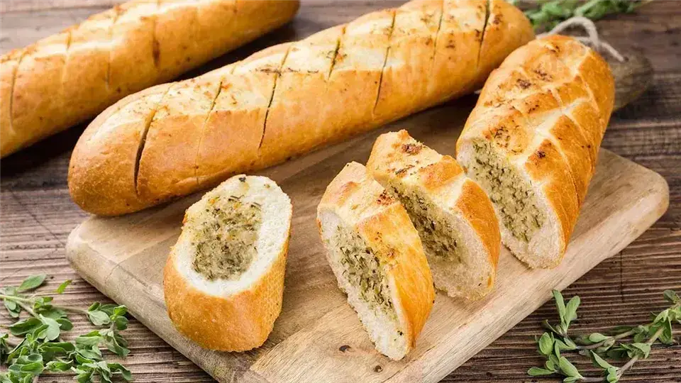 Idealna bagietka czosnkowa z grilla: Prosty przepis i triki