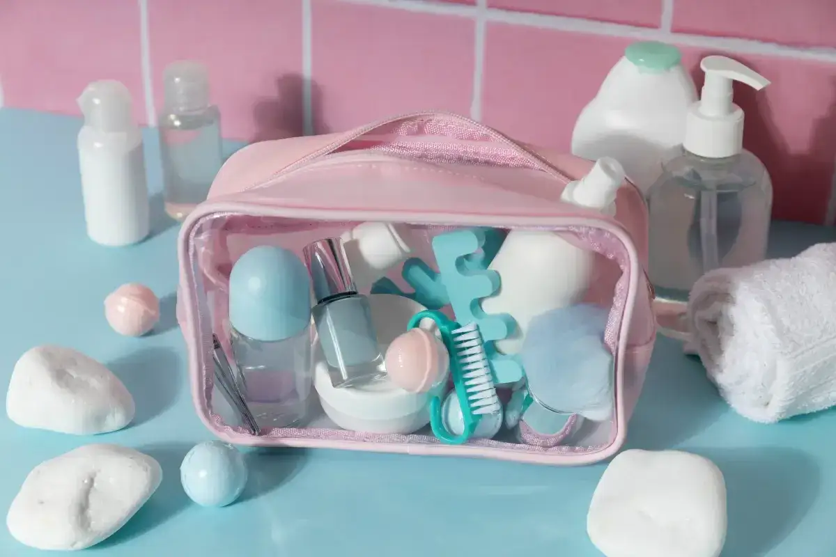 Kosmetyki do samolotu: 100 ml i nowe skanery. Co musisz wiedzieć?