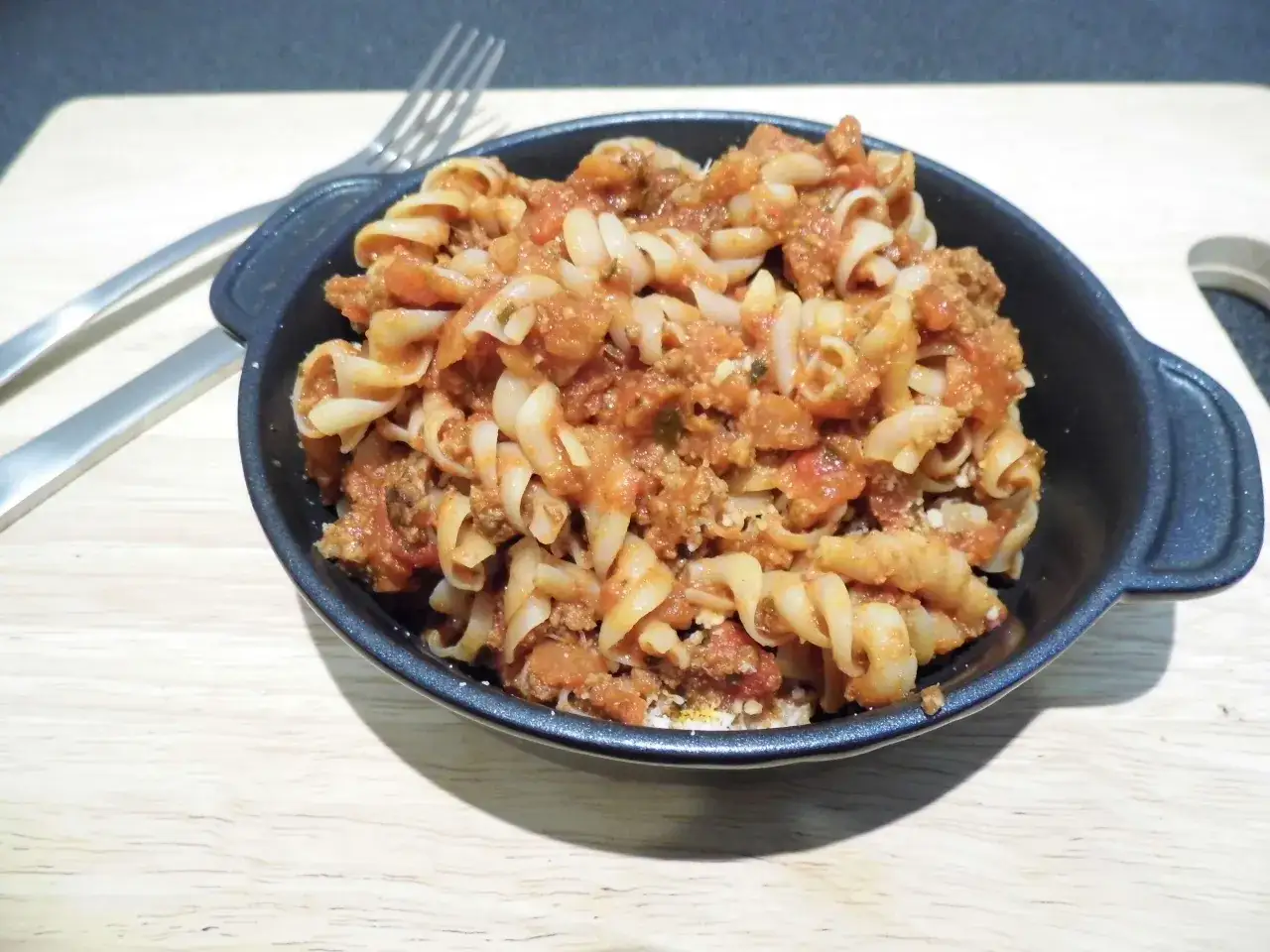 Porcja fusilli z sosem bolognese z mięsem mielonym. Zastanawiasz się, ile kalorii ma spaghetti bolognese z mięsem mielonym?