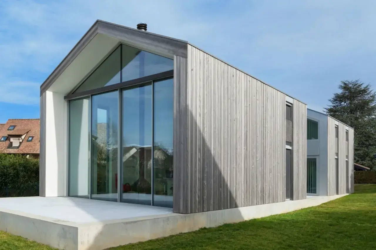 Jak odnowić elewację drewnianego domu i uniknąć kosztownych błędów