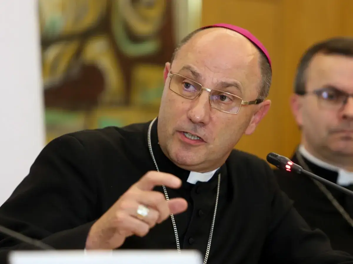 Jak poprawnie zwracać się do biskupów? Zasady etykiety i protokołu kościelnego