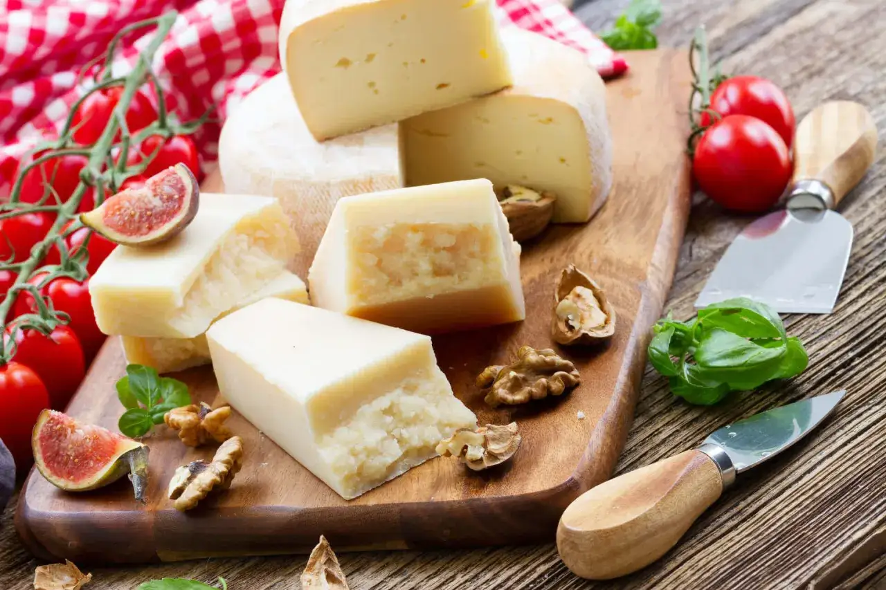 Jakie sery do spaghetti zamiast parmezanu? Sprawdź najlepsze alternatywy