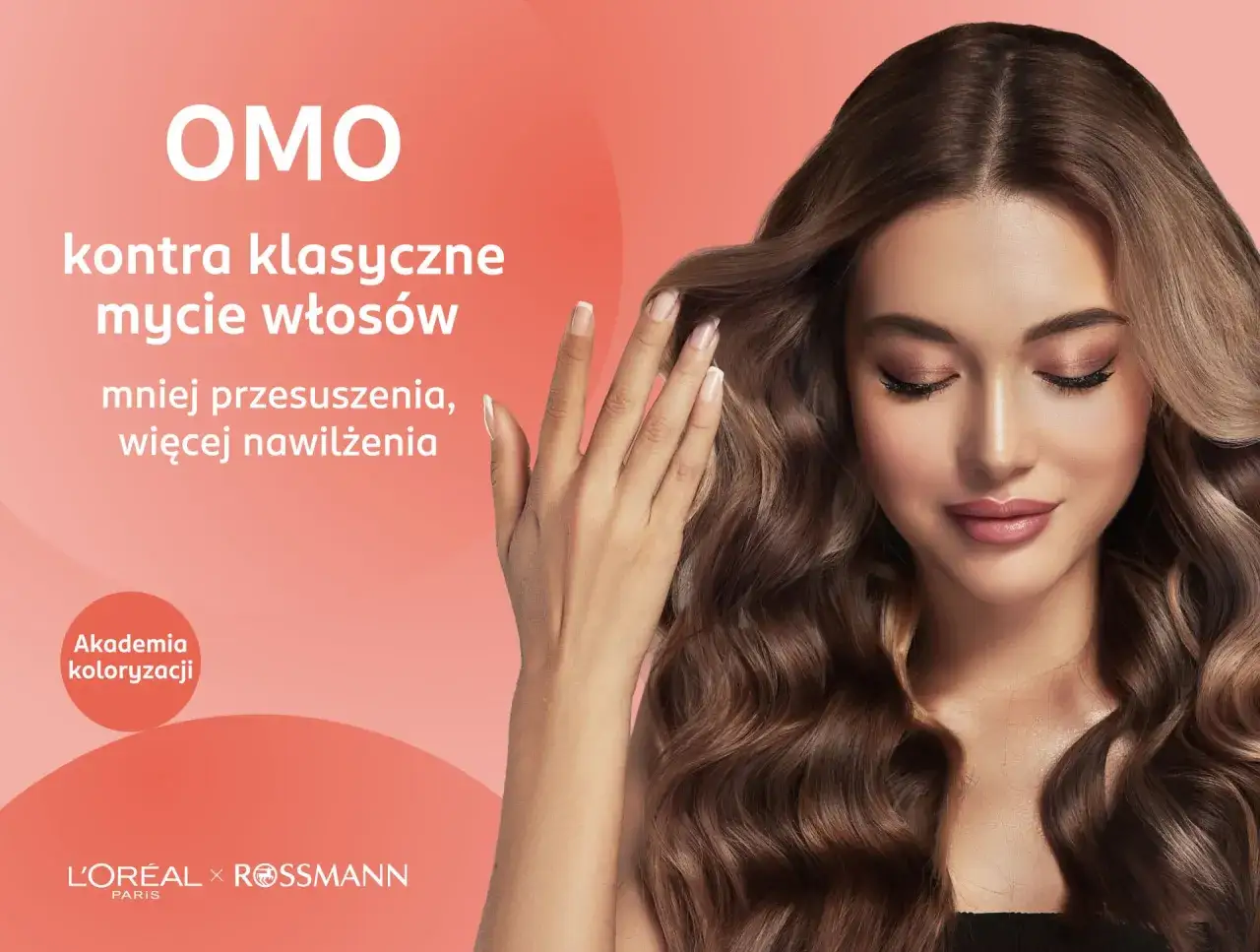 OMO: metoda omo dla mniej przesuszenia i więcej nawilżenia włosów. Piękna kobieta z falowanymi włosami.