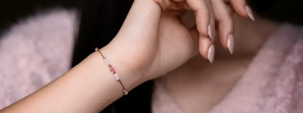Jak wiązać bransoletkę szczęścia, aby przyciągnąć pozytywną energię