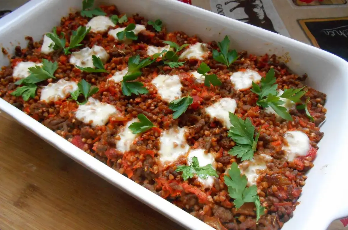 Zapiekanka z kaszy gryczanej i mięsa: Sekrety soczystego dania