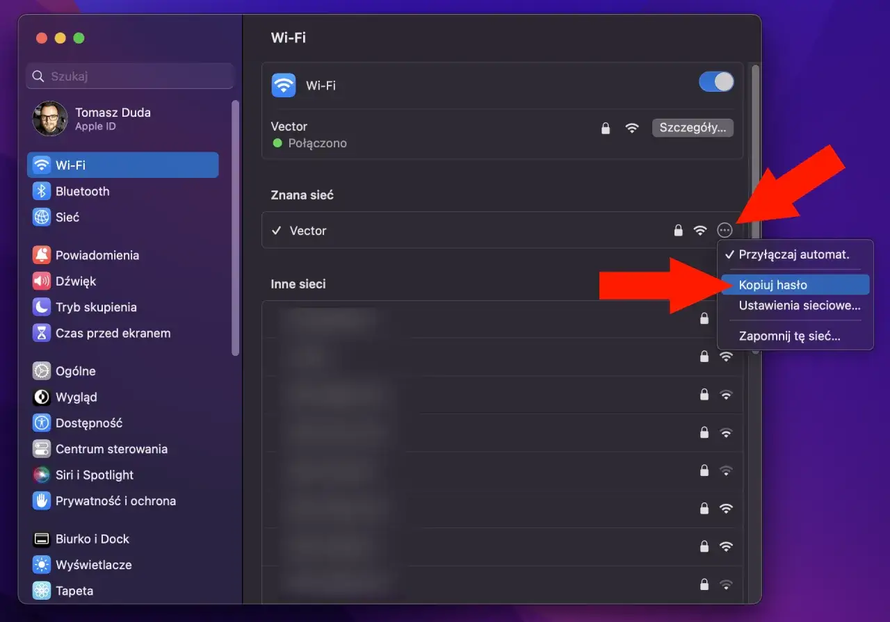Ekran komputera z menu Wi-Fi, gdzie czerwona strzałka wskazuje opcję "Kopiuj hasło".