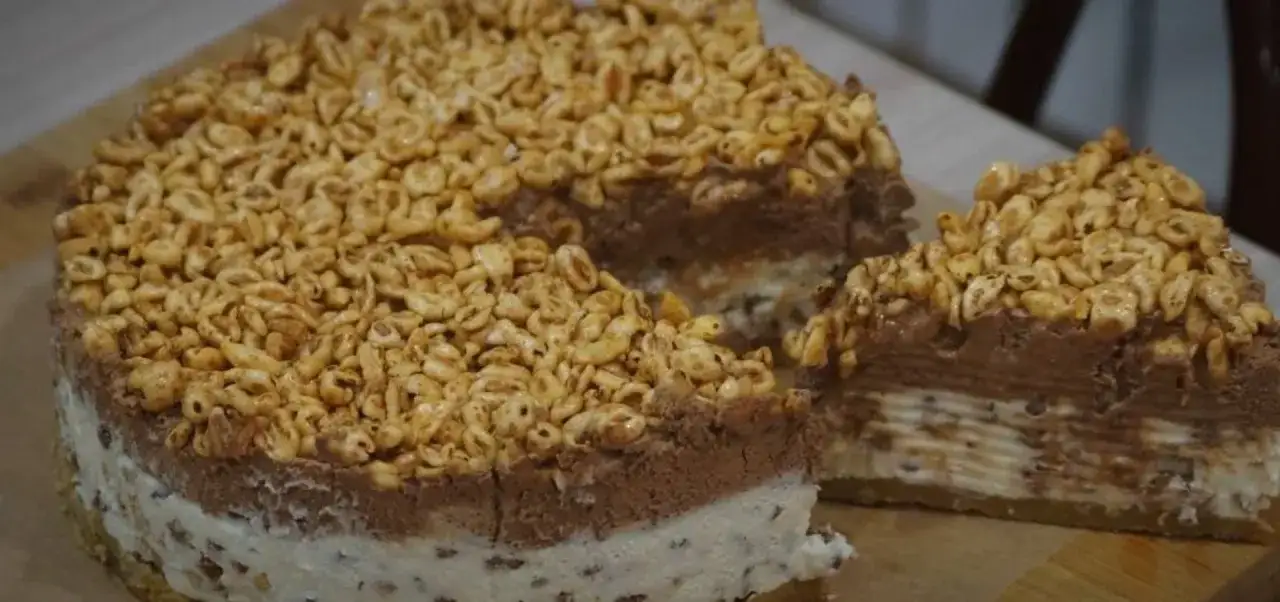 Tort z batoników Kinder: zachwyć prezentem bez pieczenia!