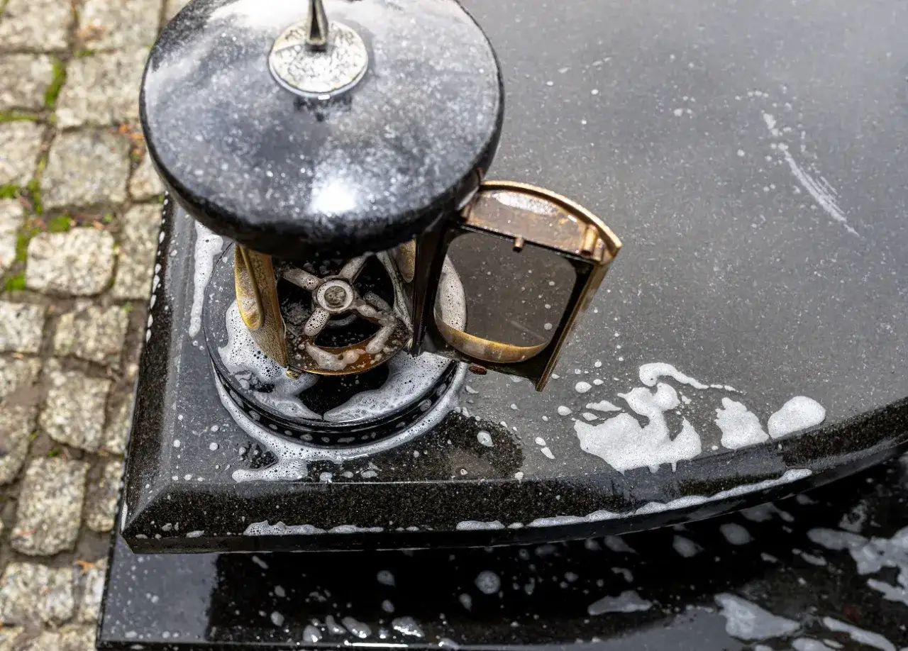 Czym zmyć wosk z pomnika? Poradnik bezpiecznego czyszczenia kamienia