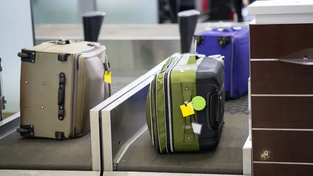 Ile kosztuje dokupienie bagażu na lotnisku? Sprawdź ceny i porady