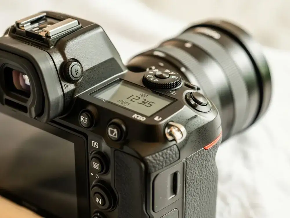 Jak sprawdzić przebieg aparatu Nikon? Poznaj licznik migawki i stan!