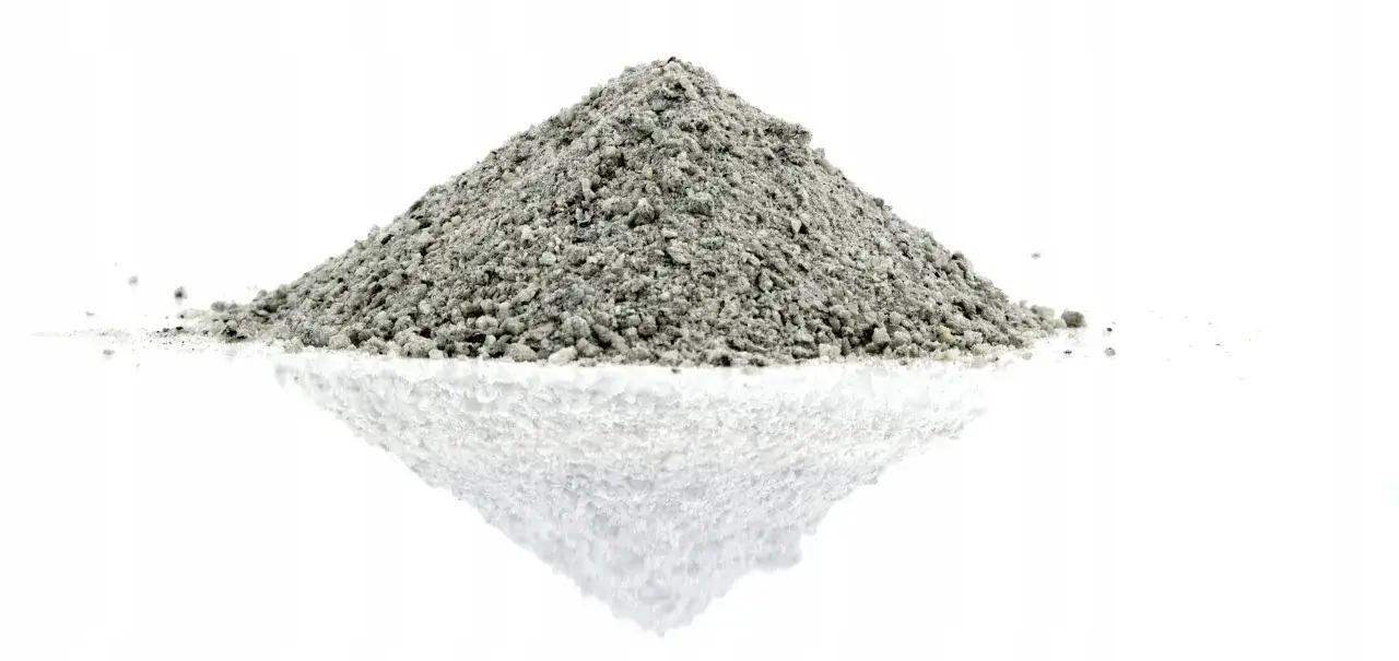 Kopczyk drobnego żwiru, idealny jako mączka pod kostkę.